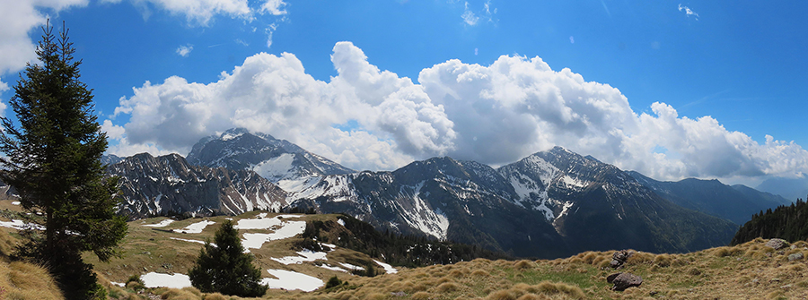 Monte Campo e sullo sfondo Corno Branchino-Corna Piana-Arera, Vetro-Vindiolo-Cima Pizzo-Menna